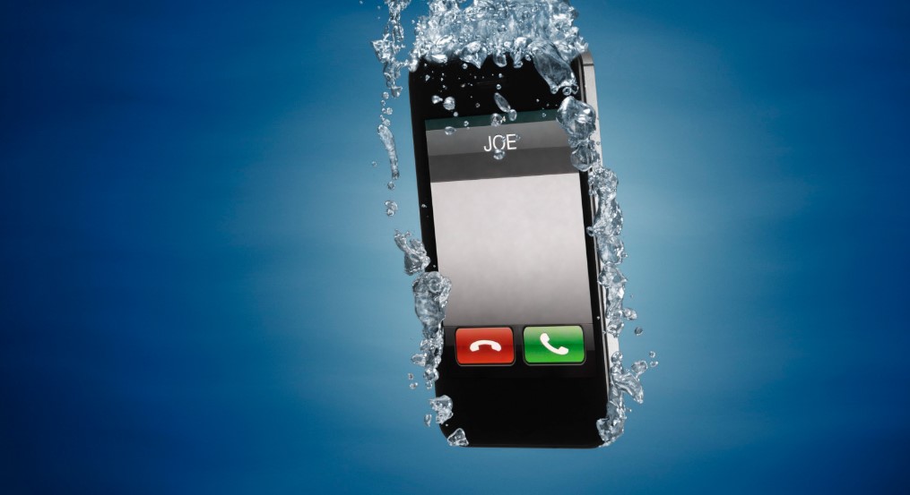 How do you get water out of your phone quickly